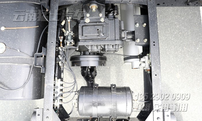 兩軸卡車底盤,出口專用底盤,專用車底盤,越野型卡車底盤,康明斯210馬力底盤,東風4x4底盤