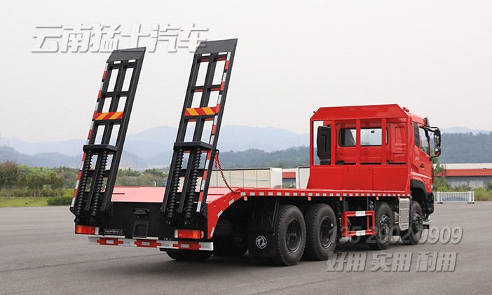 東風(fēng)天龍平板車,挖掘機平板車,爬梯平板車,9.4米板車,前四后八重型板車,DFH1310平板運輸車