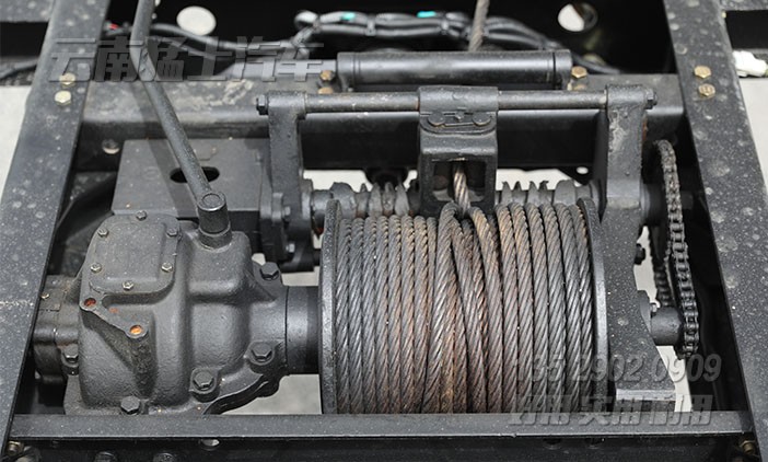 東風EQ2102NJ,六驅越野卡車底盤,越野專用車底盤,東風153高配,210馬力雙排卡車,輪胎充放氣,后置絞盤